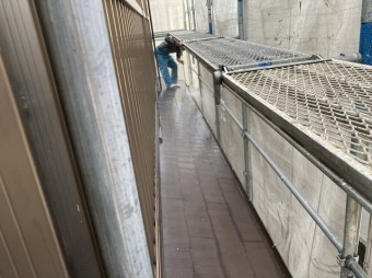 軒先部分に高圧洗浄を行う職人