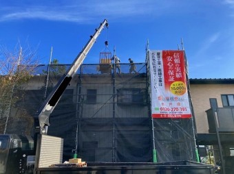 ユニック車で荷揚げをしている様子