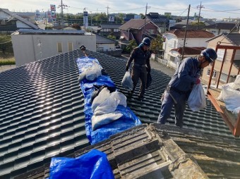 瓦屋根の養生を外す屋根職人