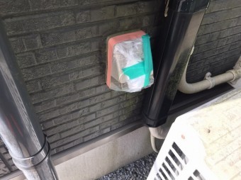 外に付いているコンセント差し込みに養生