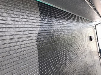 半分が下塗り状態でもう半分が中塗り状態の外壁
