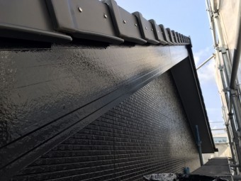 破風板を黒のマイルドシリコン塗料で塗布