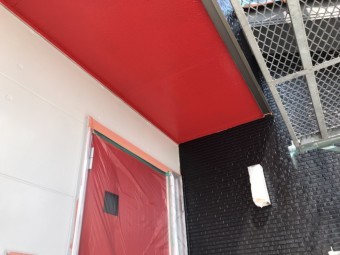 軒天を赤で塗装し玄関の赤とマッチ