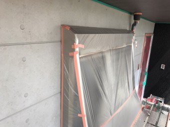 外壁塗装を行う為アルミサッシ枠にビニール養生を施す