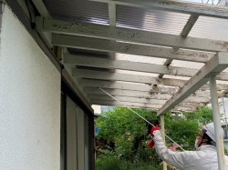 水戸市のテラス波板を計測するスタッフ