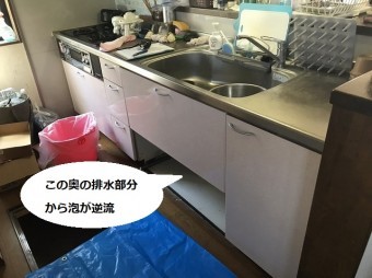 問題のあるフロアキャビネットを指した画像