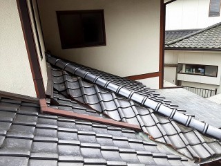 下屋根棟の七寸丸一本伏せが完了