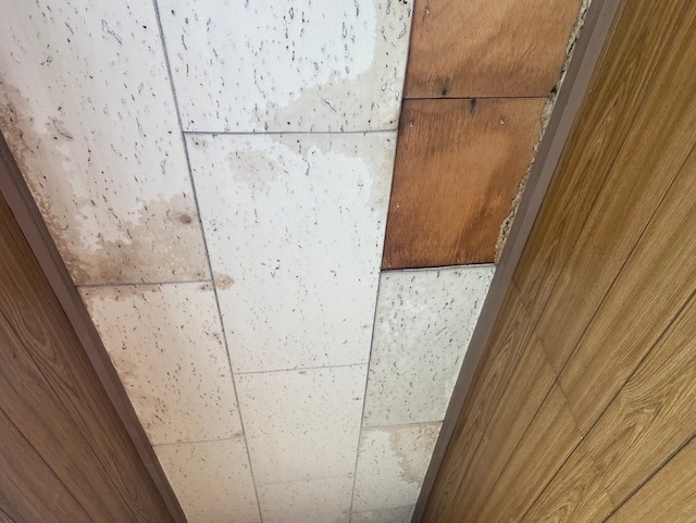 二階の天井への雨漏り