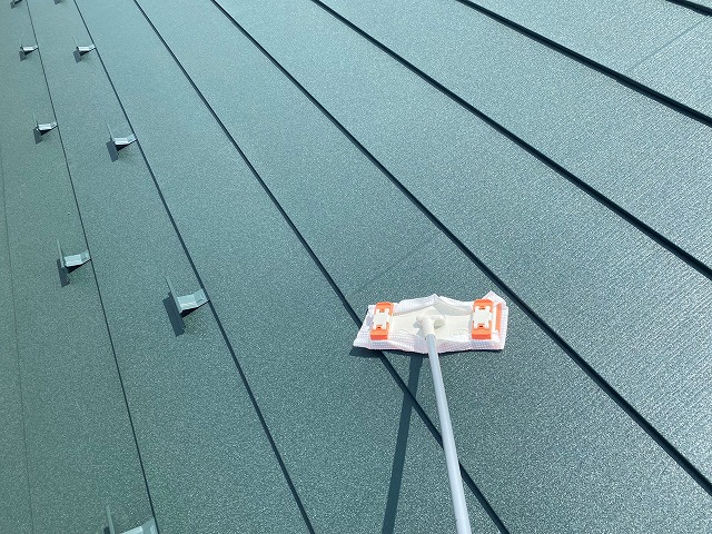 屋根の施工状態を確認しながら拭き掃除