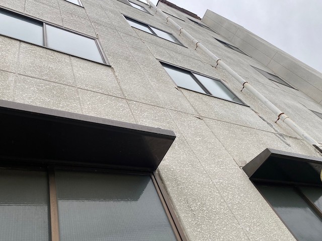 日立市で7階建てビルのALC外壁修復相談があり無料見積り調査を実施