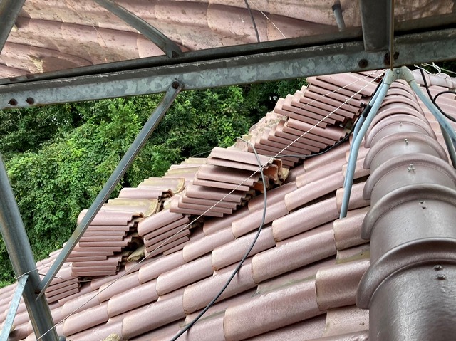 反対側の屋根に一時撤去した瓦を積む