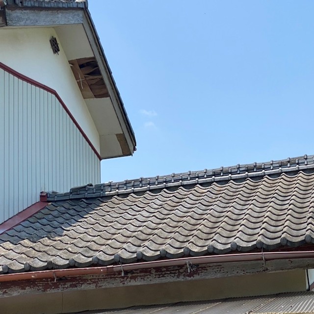 築40年が経過した那珂市のセメント瓦屋根
