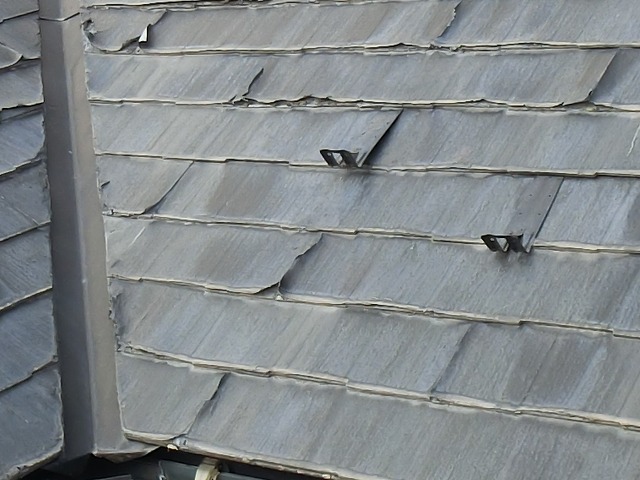 谷板金周りのパミール屋根材の層間剝離