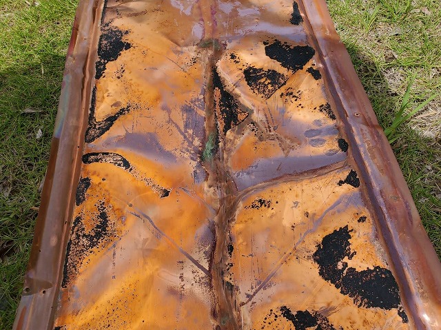 撤去した銅製の谷板金の裏面