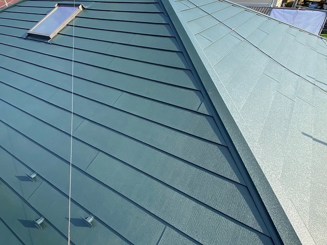 スーパーガルテクトのシェイドモスグリーンで葺いた日立市の複合屋根