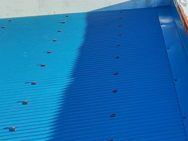 青いガルバリウム波板を使用した屋根工事