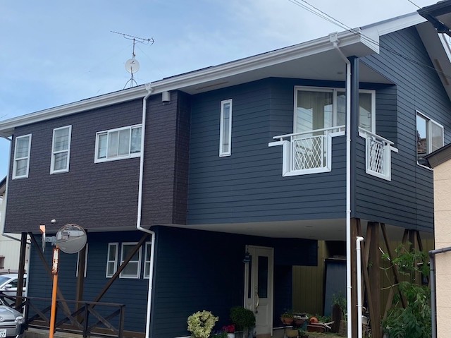 シックな二色配色で塗装した水戸市の住宅