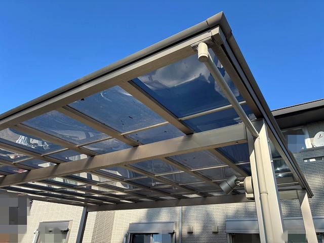 外れたパネルを取り付けた後のカーポート