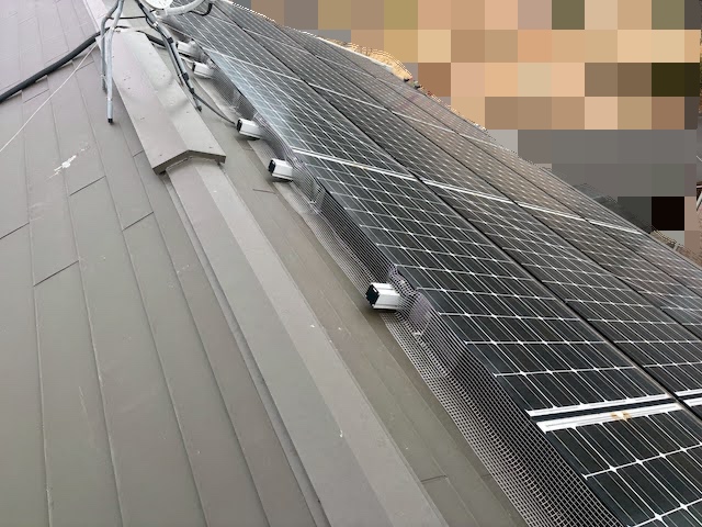 茨城町　屋根と太陽光パネルの隙間の鳥よけ対策　施工後の写真