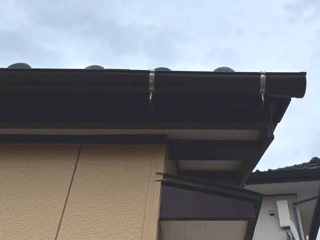 ひたちなか市　雨樋に車がぶつかって破損　部分交換後の写真