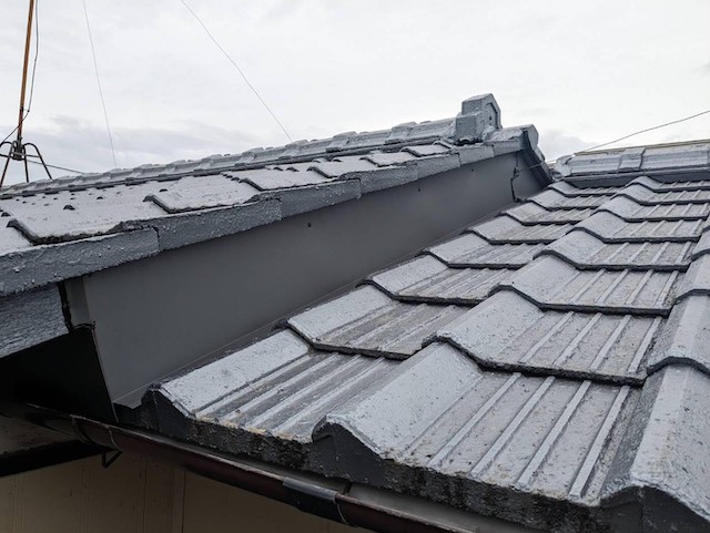 雨漏り修理が完了した借家の棟違いセメント瓦屋根