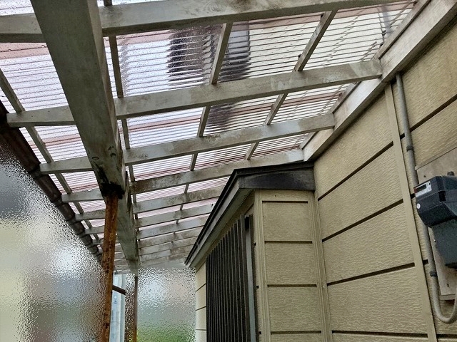 常陸大宮市の降雹で破損したテラス屋根の波板を交換