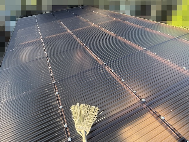 ブロンズマット色の波板に張り替えた水戸市のカーポート屋根