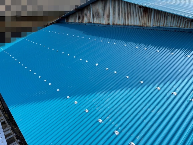 ブルーのガルバリウム波トタンで張り替えた東海村のガレージ庇