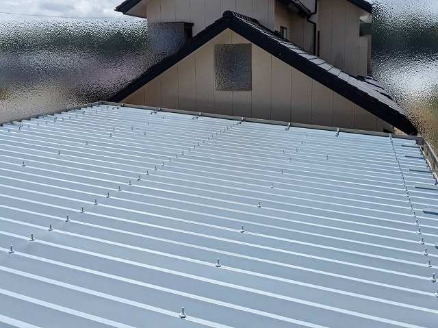 鉾田市の載せ替えが完了したガレージ折板屋根