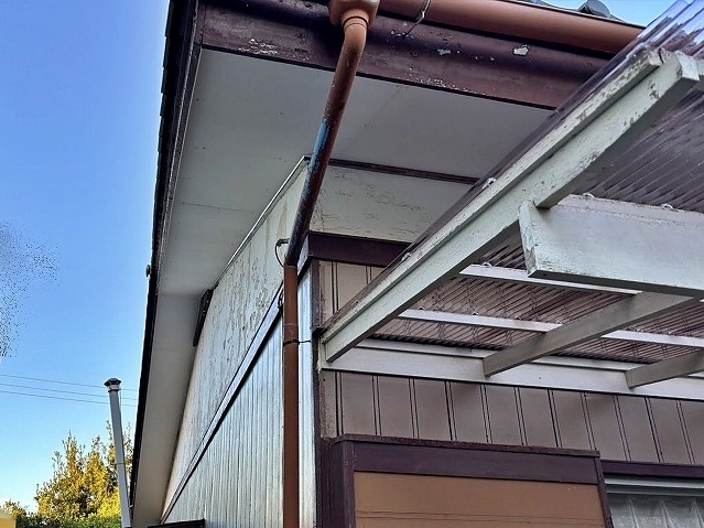 ひたちなか市で穴があいた軒天とテラス波板の張り替えが終了