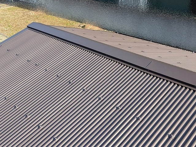 水戸市のセメント瓦の物置屋根をガルバリウム製波板へ葺き替え完了