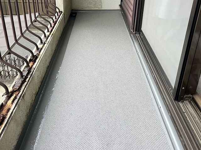 水戸市のウレタン防水と長尺シートの施工が完了したベランダ