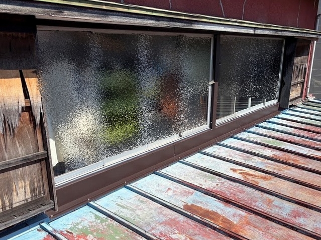 日立市で雨漏りの原因になった木製戸袋レールを水切り板金でカバー