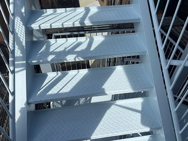 日立市のタイエンダーで塗装が完了したアパートの鉄骨階段