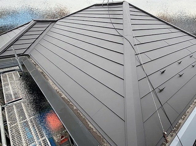 屋根カバーと外壁塗装が完了した水戸市の住宅