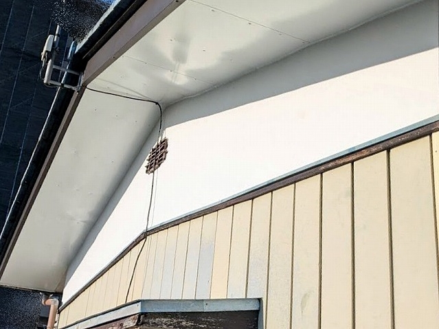 水戸市で傷んだ軒天と破風板を板金施工