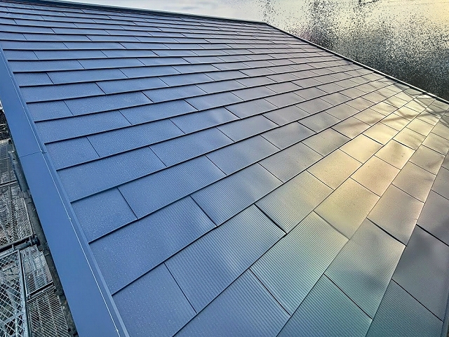 ひたちなか市の築35年のスレート屋根にタフワイドでカバー工法が完成