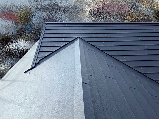 ひたちなか市でスーパーガルテクトによる屋根カバーと太陽光パネル再設置が完了