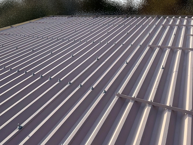 鉾田市のダンネストによる塗装工事が完了した金属折板屋根