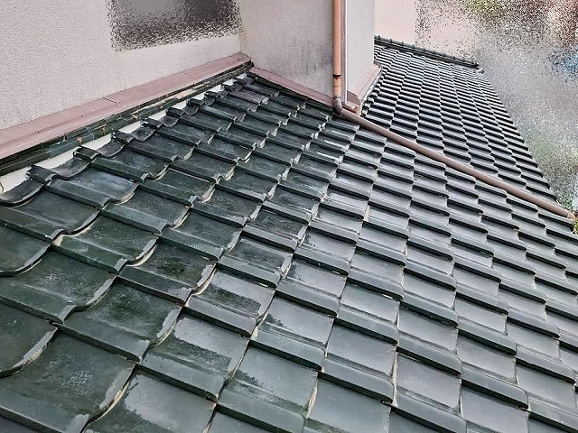 水戸市で瓦屋根の部分葺き直しを行い雨漏りを改善