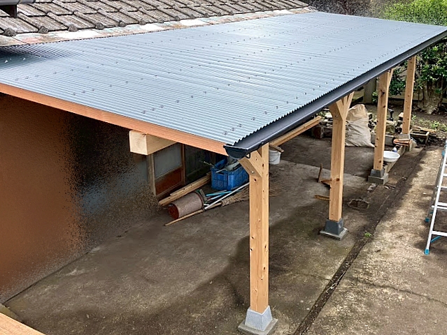 ひたちなか市で台風被害を受けたトタン製庇屋根をガルバリウム波板へ施工