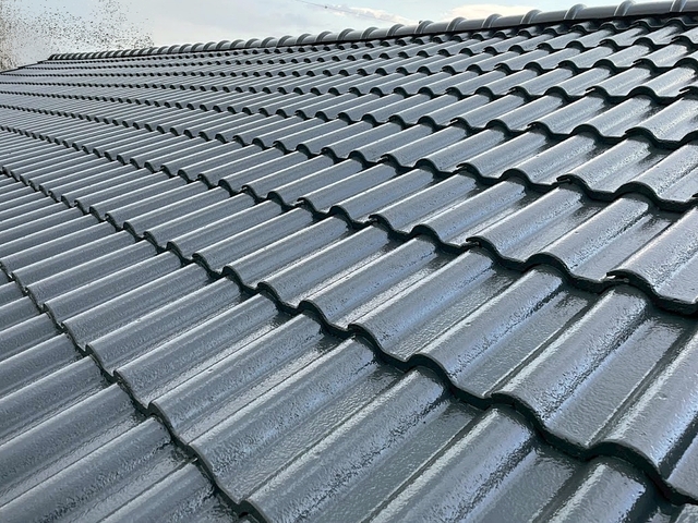 水戸市の下地修繕を終え塗装が完了した厚型セメント瓦屋根