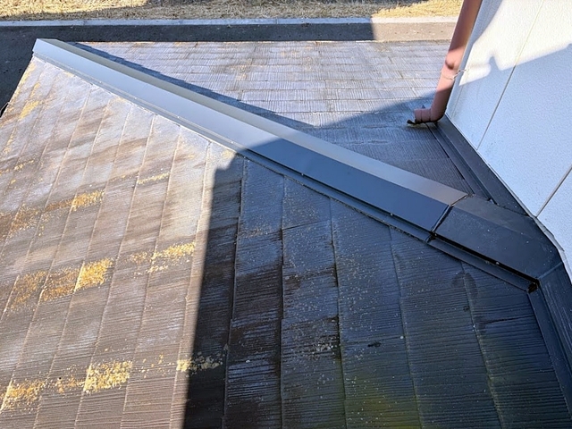 ひたちなか市で台風で飛散した一階の隅棟板金を施工