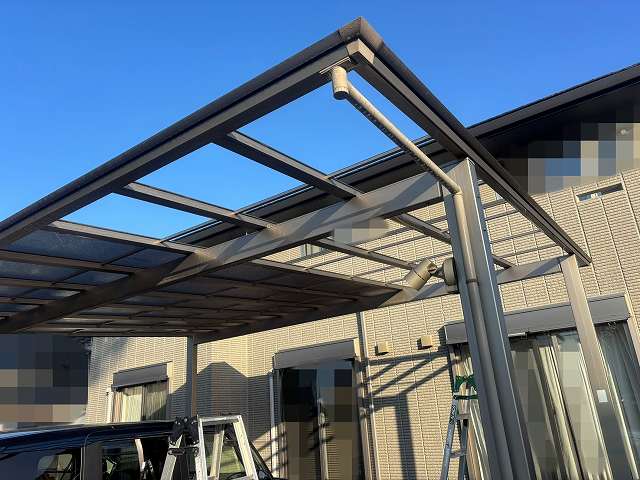 外れたパネルを取り付ける前のカーポート