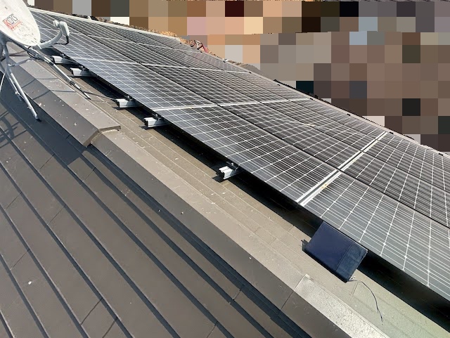 茨城町　屋根と太陽光パネルの隙間の鳥よけ対策　施工前の写真