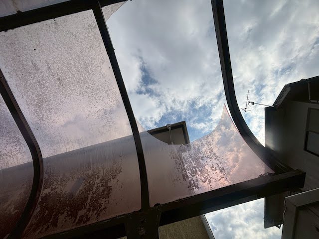 鹿嶋市　割れたカーポートR型パネル一枚交換　施工前の写真