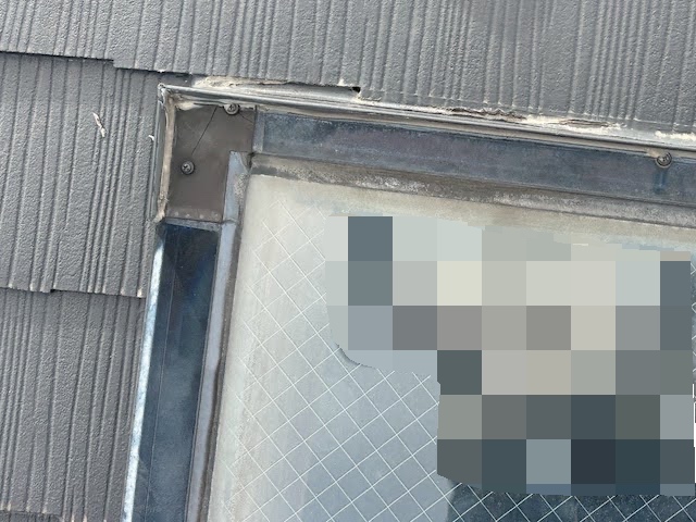 水戸市　強風後の天窓から雨漏り　施工前の写真