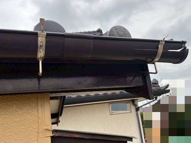 ひたちなか市　雨樋に車がぶつかって破損　部分交換前の写真