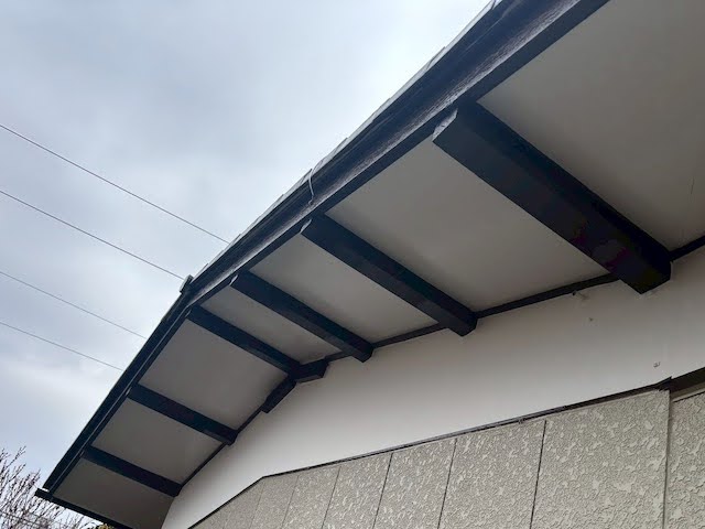 ひたちなか市　ノボリケラバの側面木製板にガルバリウム板金巻き　施工前の写真