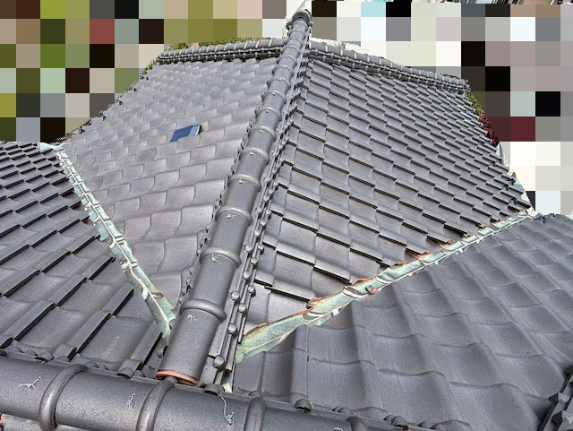 日立市　二階屋根の銅板製谷板金交換工事　施工前の写真